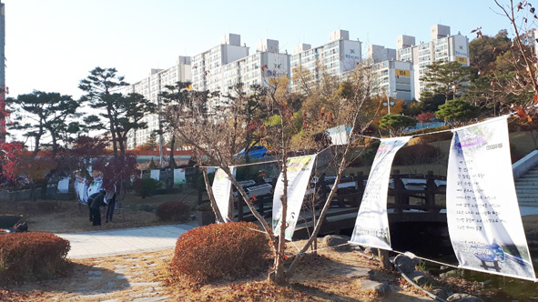 ▲금왕읍행정복지센터 정원에 전시된 시화 모습.