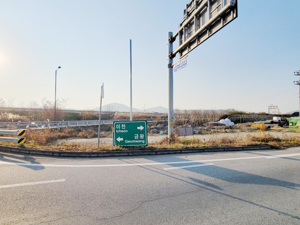 도로 표지판이 땅에 떨어져 있는 생극 제2차평교차로 모습.