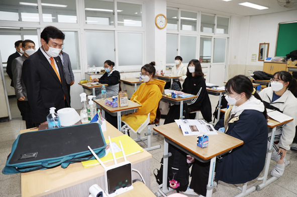 김병우 교육감이 음성고 수능시험장을 방문해 고3 학생들을 만나고 있다.