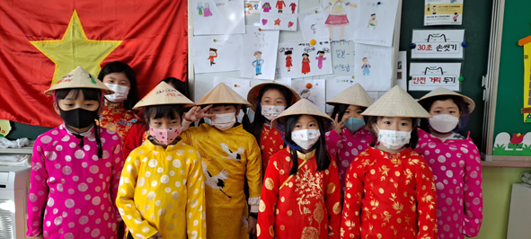 남신초 어린이들이 베트남 아오자이 의상을 착용하고 기념촬영을 하고 있다.
