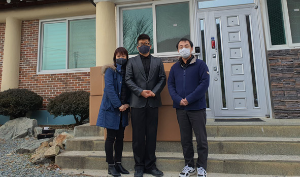유영준 씨(사진 가운데)가 음성군장애인복지관 등 3개 복지기관에 마스크를 기탁하며 관계자들과 기념촬영을 하고 있다.