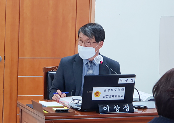 이상정 도의원이 충북도의회 산업경제위원회의에서 발언하고 있다.