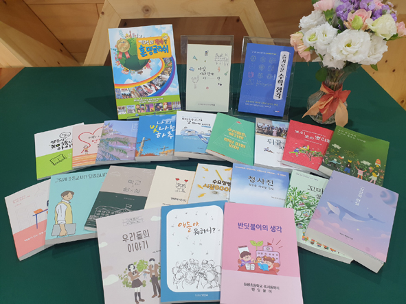 충북교육도서관 후원으로  학생.교사들이 지난해 출간한 책들 모습.