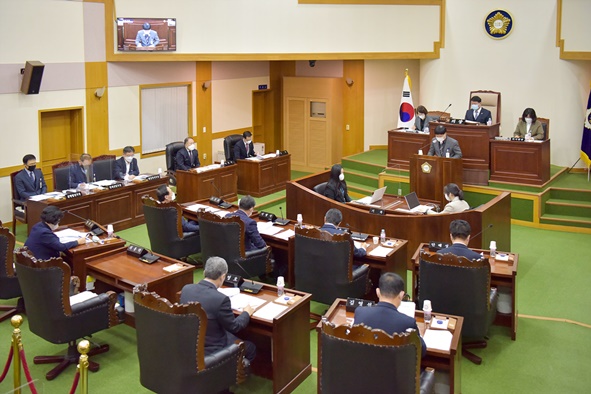 음성군의회(의장 최용락)는 27일(수) 의회 본회의장에서 제331회 임시회를 갖고 2021년도 첫 의정활동에 돌입했다.