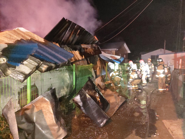 삼성 용성리 개인주택에서 발생한 화재를 진압하는 소방대원들 모습.(사진제공:음성소방서)