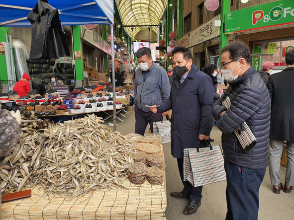 박제욱 금왕읍장 등이 무극전통시장에서 물품을 구매하고 있다.