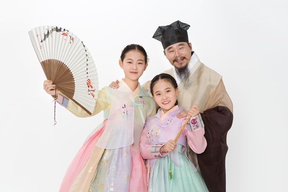 김봉곤 훈장과 국악자매인 셋째 딸인 도현 양과 막내딸인 다현 양
