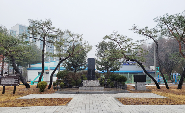 3월 1일 비가 내리는 대소 기미독립만세운동 기념 공원 모습.