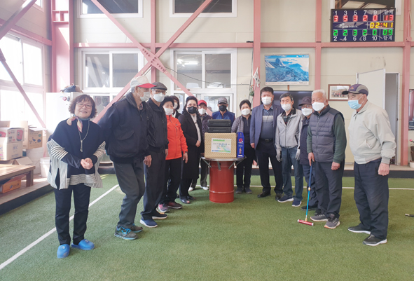삼성농협 고주모 회원들이 삼성면게이트볼장에 압력밥솥을 기증하며 양 관계자들이 기념촬영을 하고 있다.