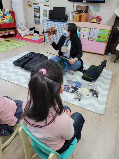 '키즈오케스트라' 사업은 매주 1회 악기를 직접 가지고 가서 유아들에게 예술치료를 접목한 바이올린을 교육하는 프로그램 사업이다.
