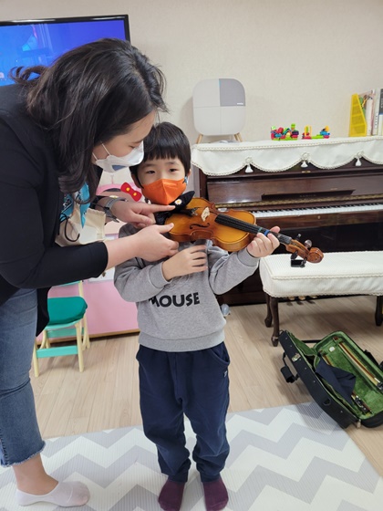 '키즈오케스트라' 사업은 매주 1회 악기를 직접 가지고 가서 유아들에게 예술치료를 접목한 바이올린을 교육하는 프로그램 사업이다.