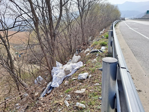 감시가 소홀한 금왕(음성IC)방향 국도 37호선 도로변 등에 쓰레기 불법 투기가 극성을 부리고 있다.