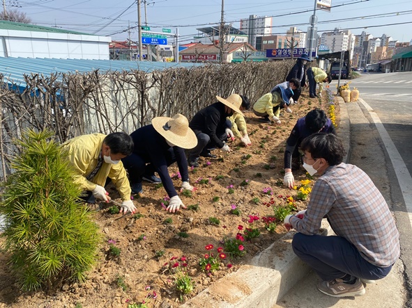 음성군 수도사업소 직원들이 꽃을 심고 있다.