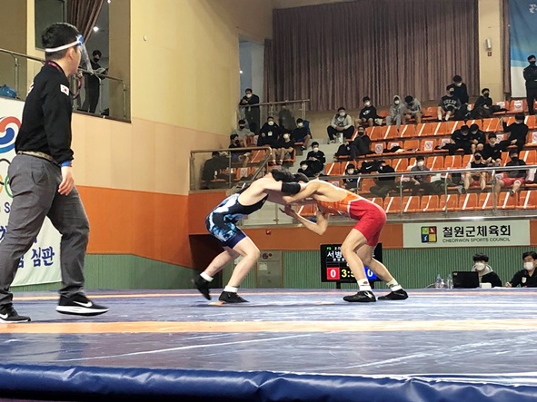 서병기 선수 회장기 전국중학교레슬링 금메달 경기 모습(붉은색 경기복)