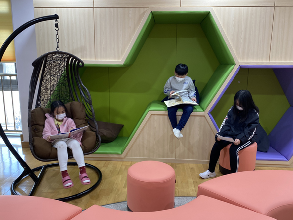 동성초 어린이들이 새로 조성된 실내 공간에서 책을 읽고 있다.
