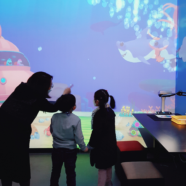 충북특수교육센터가 개관한 상상누림터 프로그램에 어린이들이 참여하고 있다.