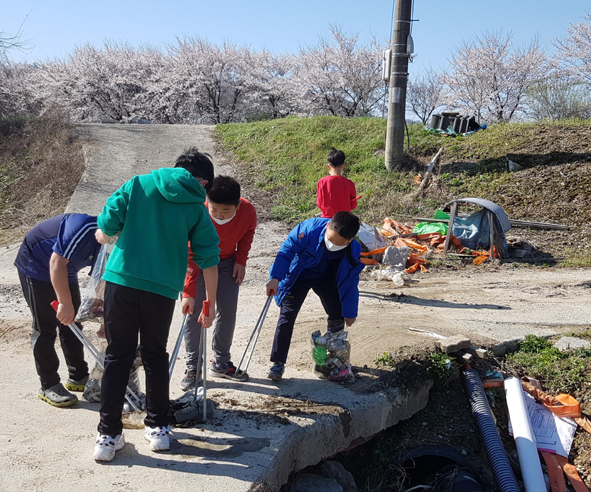 원남초 어린이들이 하천에서 생활쓰레기를 수거하고 있다.