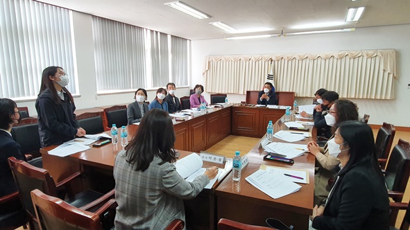 음성여자중학교(교장 이은자)는 지난 9일 음성여자중학교 회의실에서 운영위원 38명이 참석한 가운데 학교운영위원회 정기회를 개최했다.