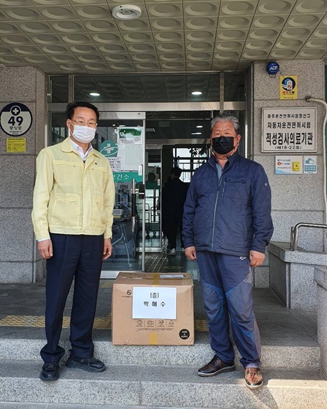 음성읍 용산리 박해수 씨(사진 오른쪽)가 음성군보건소에 마스크를 전달하며 신연식 과장과 기념촬영을 하고 있다.