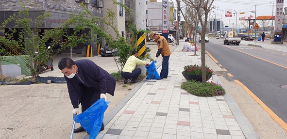 삼성면 기관사회단체회원들이 신내 도로에서 생활쓰레기를 수거하고 있다.