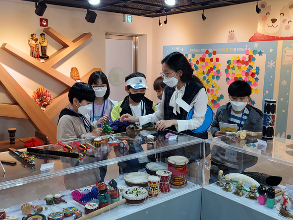 무극초 어린이들이 아시아 문화를 체험하고 있다.