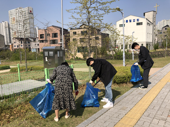 충북혁신도시 공공기관 직원들이 환경정화활동에 참여하고 있다.