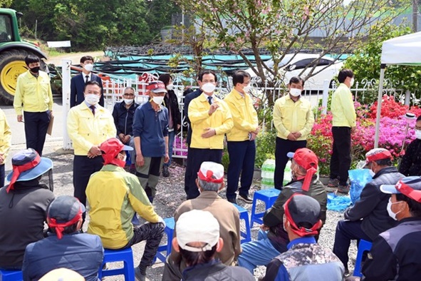 조병옥 군수와 임호선 국회의원 등이 원남면 상노리 주민들과 대화하고 있다.