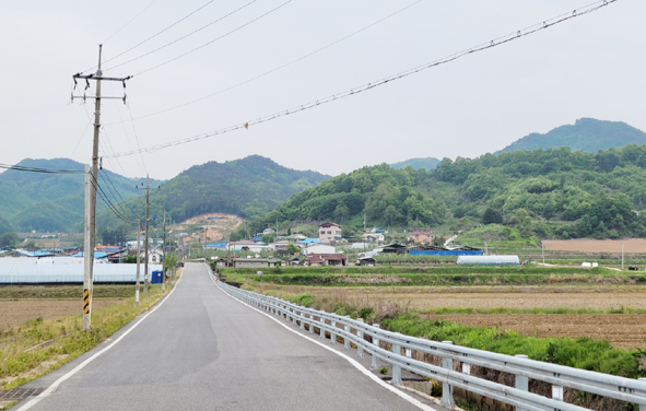 ▲봉전2리(댁별) 마을 입구 도로와 마을 오른쪽 뒷편 국사산(봉) 모습.