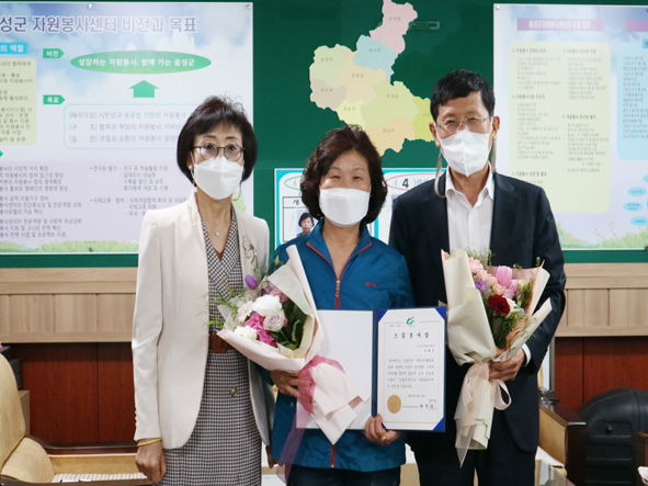 소이 김재정 씨(사진 가운데)가 충북도 5월의 으뜸봉사상을 수상하며 자원봉사산터 관계자들과 기념촬영을 하고 있다.