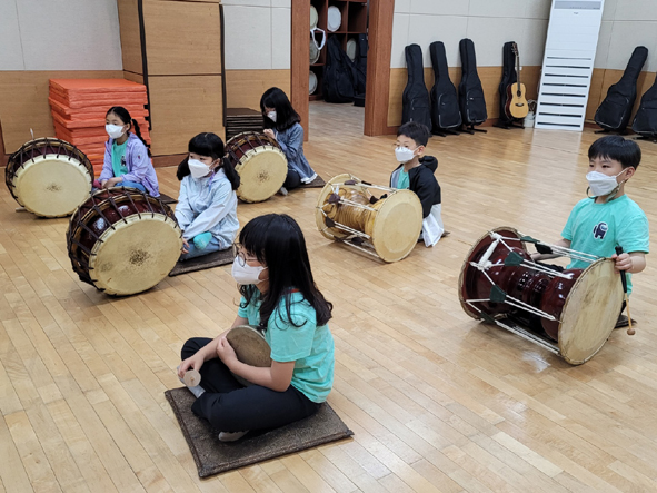 하당초 어린이들이 국악연주 체험 프로그램에 참여하고 있다.