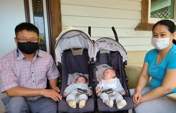 원남면에서 올해 처음 태어난 원남 상노리 쌍둥이와 부모들 모습.
