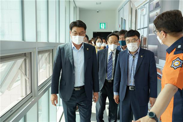 김기창 도의회 건설환경소방위원장(사진 왼쪽 첫번째) 등이 충북 안전체험관 현장을 방문하고 있다.