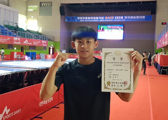 서병기 선수 대회 3연패 금메달을 따며 상장을 들어보이고 있다.