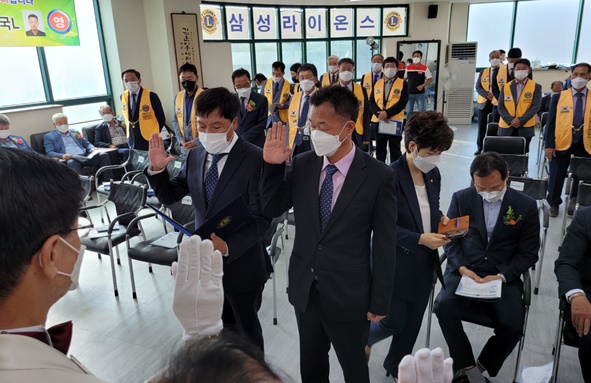 전효규, 김동규 회원이 입회 선서를 하고 있다.