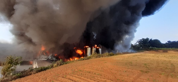 대소 플라스틱용기 제조공장에서 발생한 불길이 야산으로까지 확대되고 있는 모습.