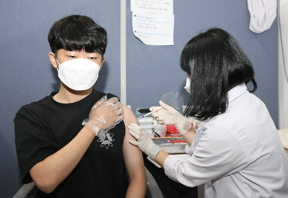 충북 고3 학생 코로나19 예방 백신 접종 모습.