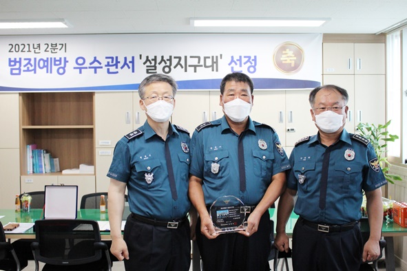 (사진설명 왼쪽부터) 정용근 충북경찰청장, 정준기 설성지구대장, 남정현 음성경찰서장.