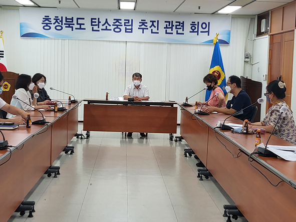 이상정 충북도의원이 충북 탄소중립 추진 간담회의를 주관하고 있다.