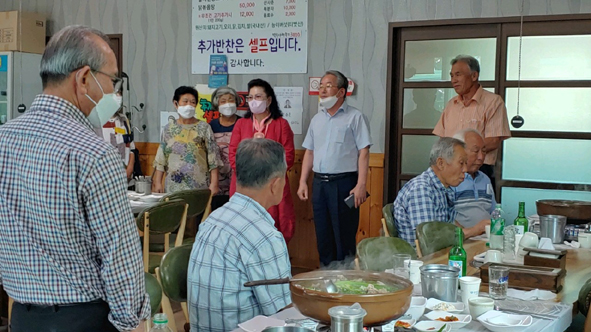 삼성농협 고주모가 삼성면노인회 회원들에게 닭백숙을 대접하는 모습.