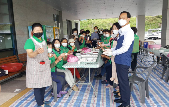 음성읍남여새마을협의회원들이 송편 만들기 행사를 진행하고 있다.