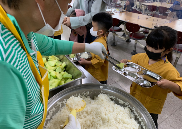 원남초 어린이들이 지역에서 재배한 멜론을 급식으로 받고 있다.