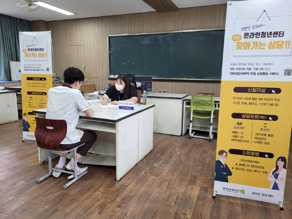 충북반도체고에서 고용정보원 관계자가 학생에게 자기소개서 작성을 지도하고 있다.