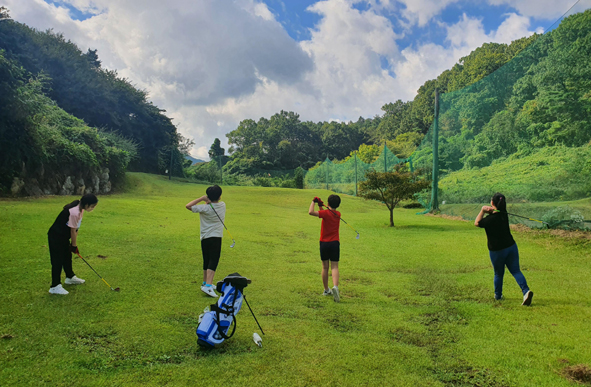 오갑초 골프 체험학습 모습.