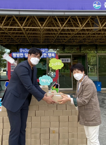 박진영 4-H연합회장(사진 오른쪽)이 예방접종센터 팀장에게 농산물 꾸러미를 전달하고 있다.