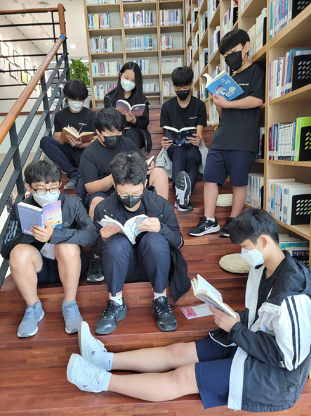 금왕교육도서관 '북스테어'에서 대소중 학생들이 책을 읽고 있다.(사진은 코로나19 방역지침을 준수하고 촬영하였음.)