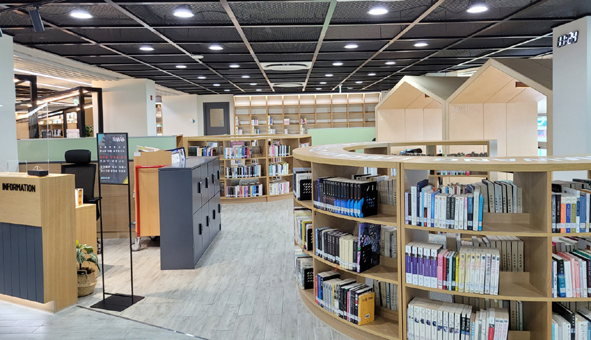 ▲금왕교육도서관 2층 청소년(종합)자료실 모습.