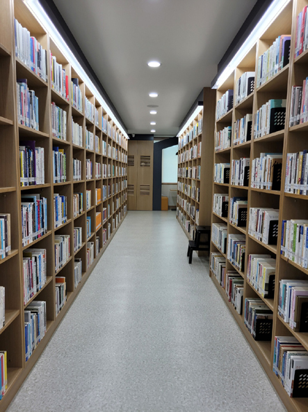▲금왕교육도서관 2층 청소년(종합)자료실 모습.