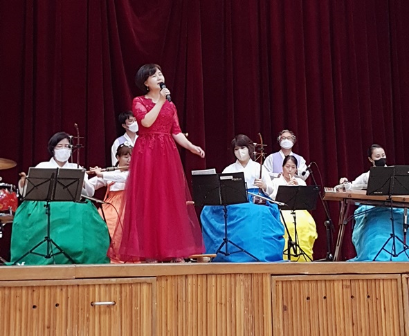 한일중학교(교장 이대원)는 지난 11일 우리의 멋과 향을 느낄수 있는 소리마루 앙상불의 찾아가는 음악회를 개최했다.