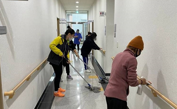 맹동주민자치위원들이 자치센터 청소.방역활동을 전개하고 있다.