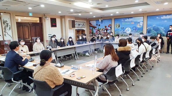 음성군은 27일 군청 2층 상황실에서 ‘제1기 음성군 청소년참여위원회 정책간담회’를 개최했다.